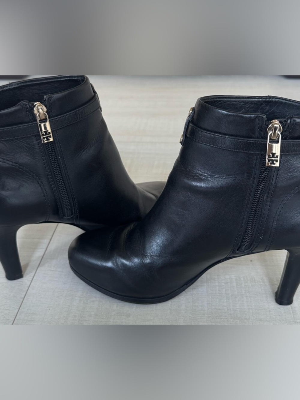 Tory Burch Black Leather Buckle Zip Ankle Gold Logo Heel Booties Size 8 - Picture 4 of 12